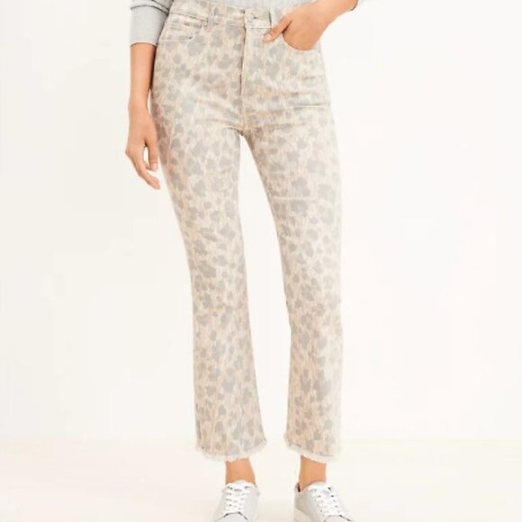 ⭐NWT⭐ < LOFT > Frayed High Rise Kick Crop Jeans - Picture 2 of 16